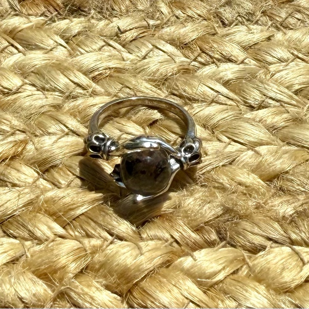 Elegant Silver Women's Ring. Size 8